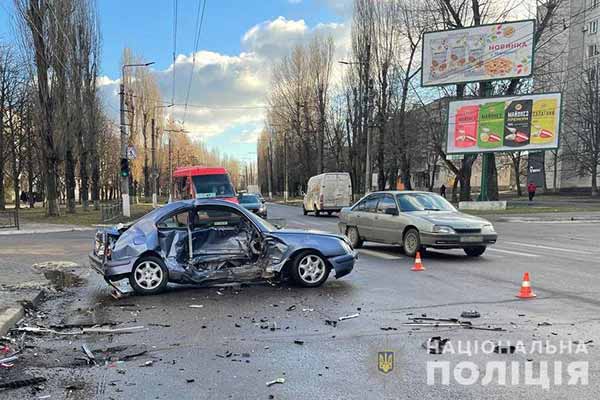 В Кременчуці зіткнулися Audi та Mercedes, є травмований