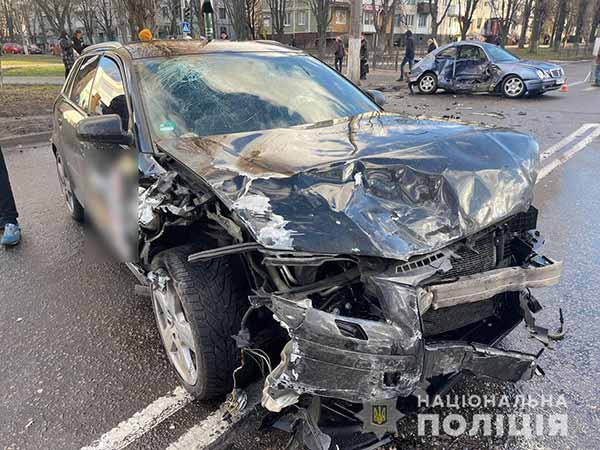 В Кременчуці зіткнулися Audi та Mercedes, є травмований