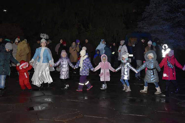 У Пирятині засяяла головна ялинка