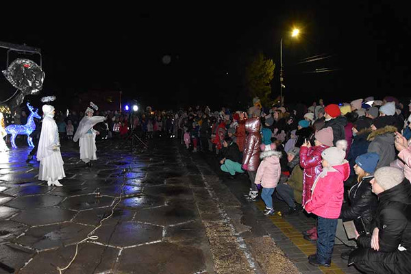 У Пирятині засяяла головна ялинка