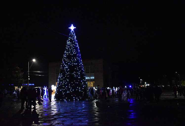 У Пирятині засяяла головна ялинка