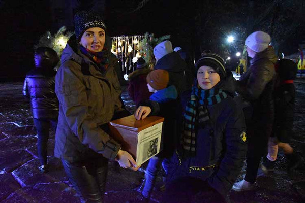 У Пирятині засяяла головна ялинка