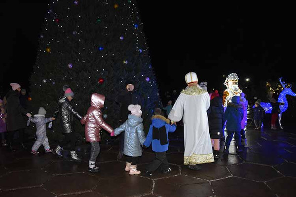 У Пирятині засяяла головна ялинка