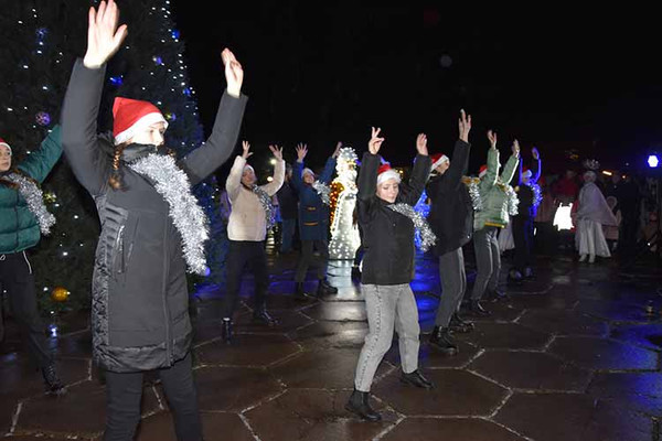 У Пирятині засяяла головна ялинка