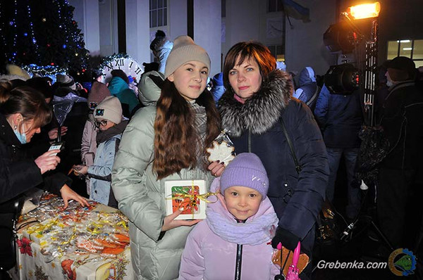 У Гребінці засяяла новорічна ялинка