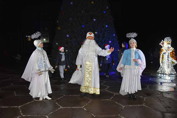 У Пирятині засяяла головна ялинка