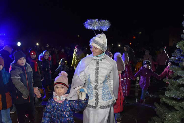 У Пирятині засяяла головна ялинка
