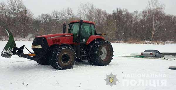 водій «пустив» свій автомобіль під кригу