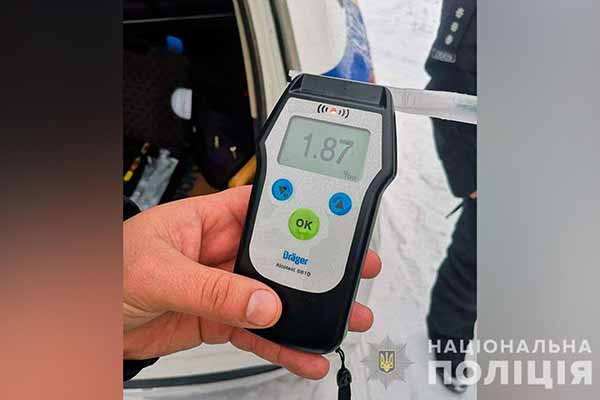 водій «пустив» свій автомобіль під кригу