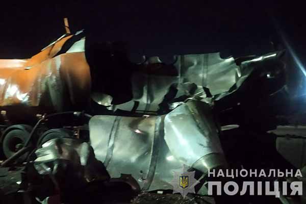 На Полтавщині посеред дороги вибухнув бензовоз