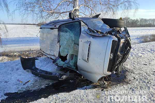 ДТП на Полтавщині: позашляховик злетів у кювет та врізався в дерево, 27-річний водій у лікарні