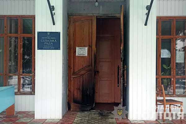 На Полтавщині 26-річний чоловік підпалив двері сільської ради