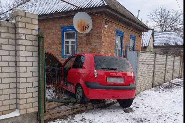  На Полтавщині нетвереза водійка знесла паркан та заїхала на подвір'я будинку 