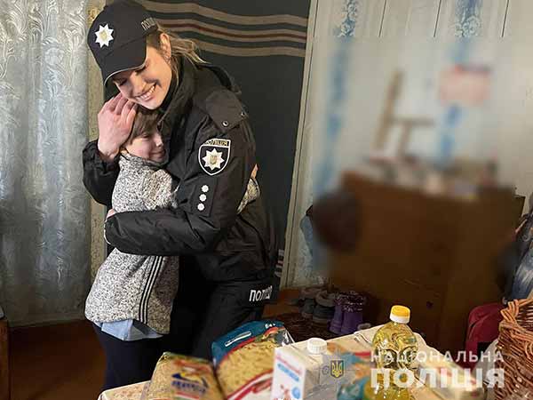 Ювенальні поліцейські Полтавщини передали великодні кошики родинам