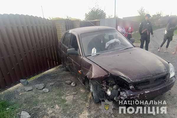 На Полтавщині легковик врізався у металевий паркан, постраждала неповнолітня дівчина
