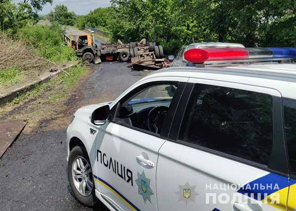 На Полтавщині перекинулася вантажівка з добривом