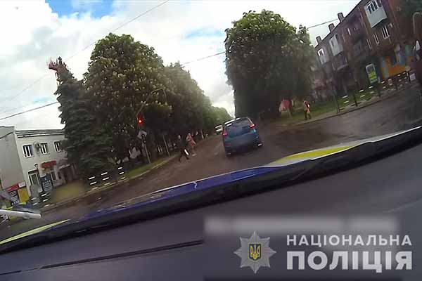 На Полтавщині п'яний водій пропонував поліцейським хабаря, щоб уникнути відповідальності