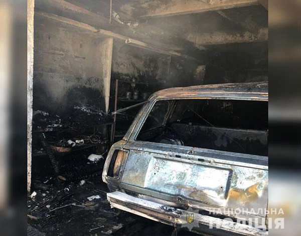 На Полтавщині у гаражі згорів автомобіль: постраждалих немає