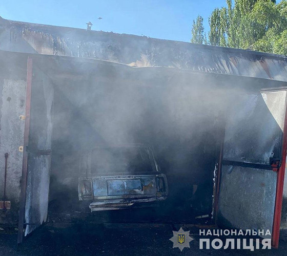 На Полтавщині у гаражі згорів автомобіль: постраждалих немає