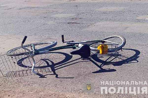 На Полтавщині автомобіль Infiniti збив велосипедистку