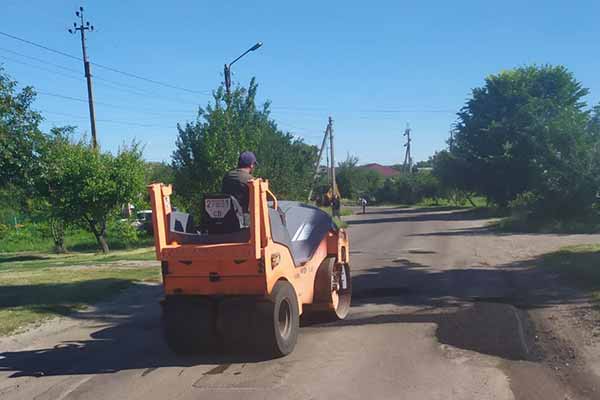 На вулиці Січових Стрільців у Пирятині триває ремонт дороги