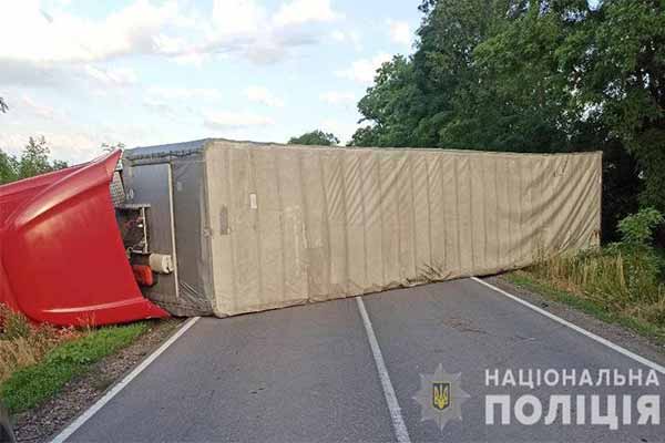 На Полтавщині перекинувся вантажний автомобіль