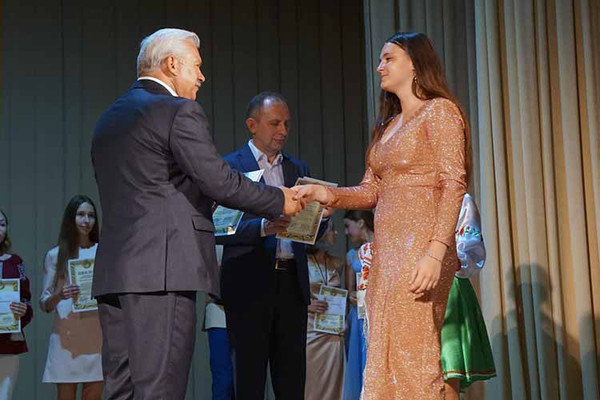 У Лубенській громаді вручили медалі випускникам