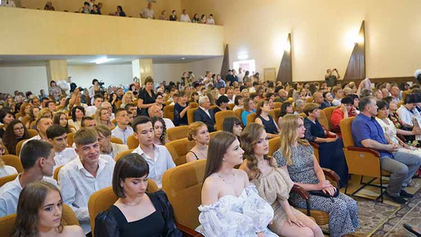 У Лубенській громаді вручили медалі випускникам