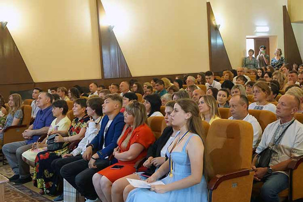 У Лубенській громаді вручили медалі випускникам