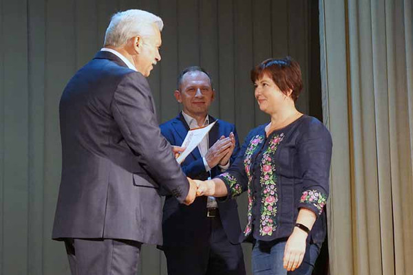 У Лубенській громаді вручили медалі випускникам