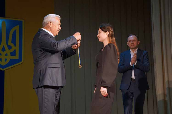 У Лубенській громаді вручили медалі випускникам