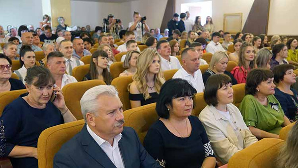 У Лубенській громаді вручили медалі випускникам