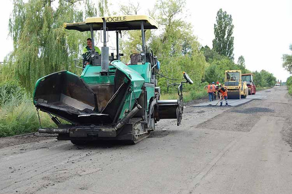 Триває ремонт на ділянці дороги між Гребінкою і Бесідівщиною