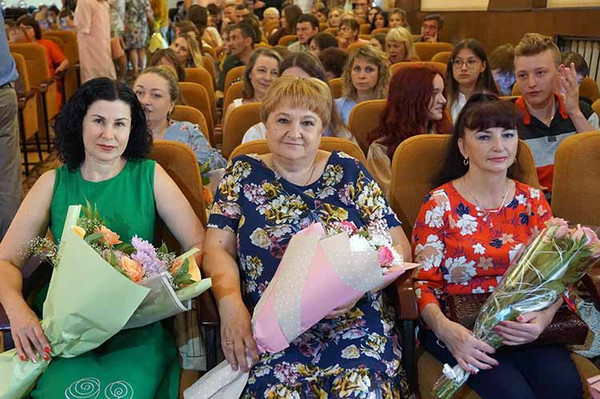 У Лубенській громаді вручили медалі випускникам