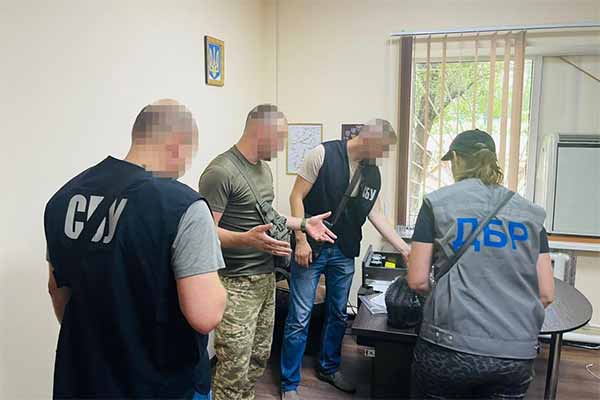 затримали посадовця, який допомагав уникати мобілізації