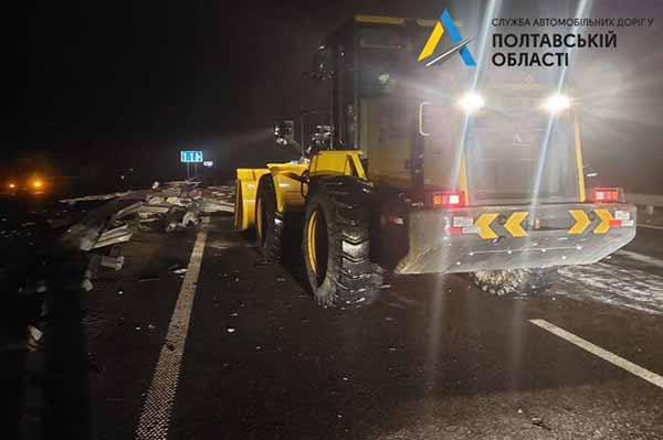 У Миргородському районі перекинулася вантажівка з рибою