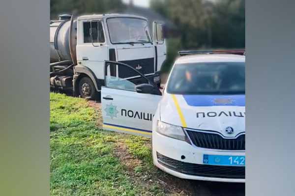 На Полтавщині водій асенізатора злив нечистоти у соняшникове поле