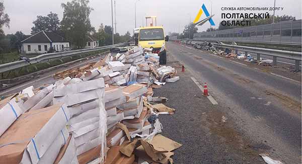 У Миргородському районі перекинулася вантажівка з рибою