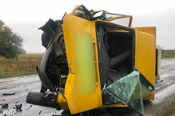 На Полтавщині на автодорозі Київ-Харків перевернулася вантажівка