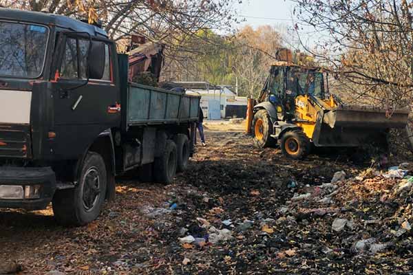 Прибирання вулиць Гребінки комунальниками