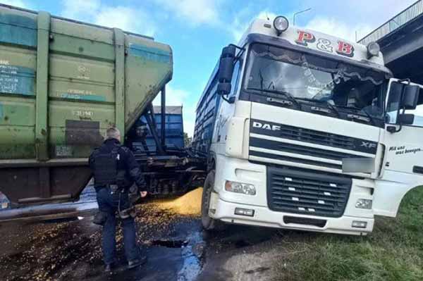 На Полтавщині вантажівка на нерегульованому переїзді зіткнулася з товарним потягом