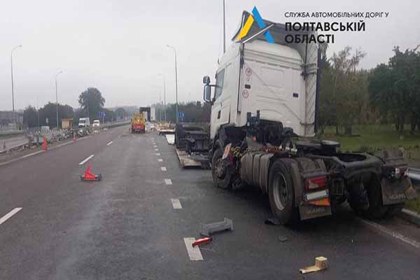 ДТП на Полтавщині: вантажівка з рибою в'їхала у відбійник (ФОТО)