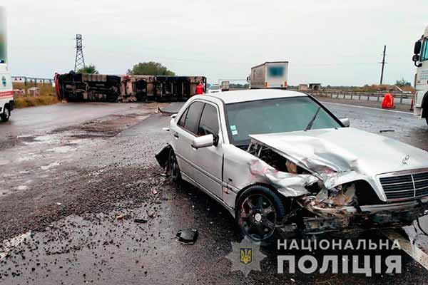 На Полтавщині перевернувся вантажний автомобіль з напівпричепом: водій у лікарні