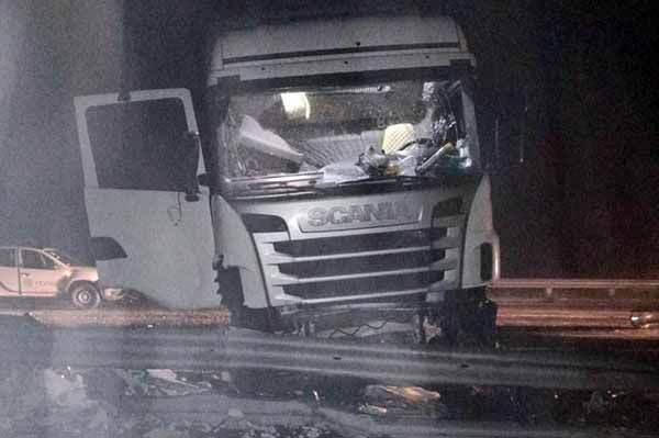 На Полтавщині на автодорозі Київ-Харків перевернулася вантажівка