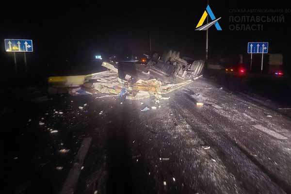 У Миргородському районі перекинулася вантажівка з рибою