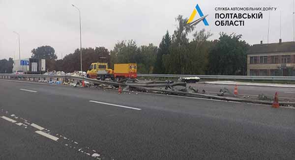 У Миргородському районі перекинулася вантажівка з рибою