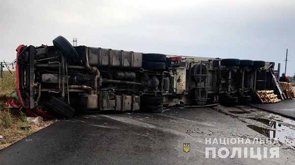 На Полтавщині перевернувся вантажний автомобіль з напівпричепом
