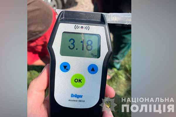 нетверезий мотоцикліст пропонував поліцейським гроші