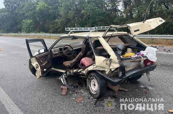 Поблизу Пирятина зіткнулися BMW та ВАЗ: постраждала літня жінка-пасажир (ФОТО)