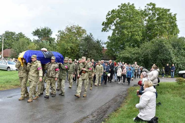 На Полтавщині в останню путь провели 30-річного захисника з Пирятинщин